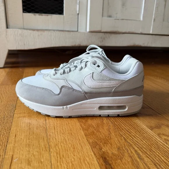 Nike Air Max 1 Sneakers - Light Smoke Gray - Picture 4 of 7